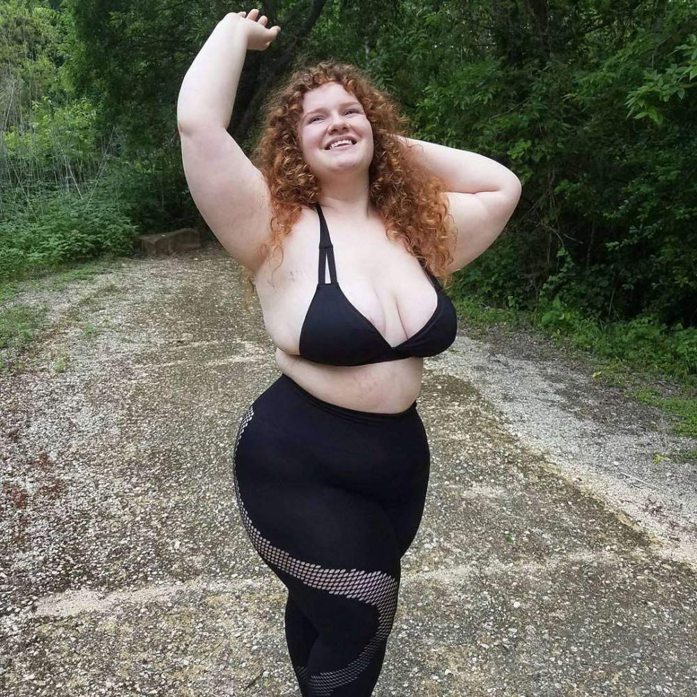Длинноволосая толстая женщина показала свои сочные тити перед камерой