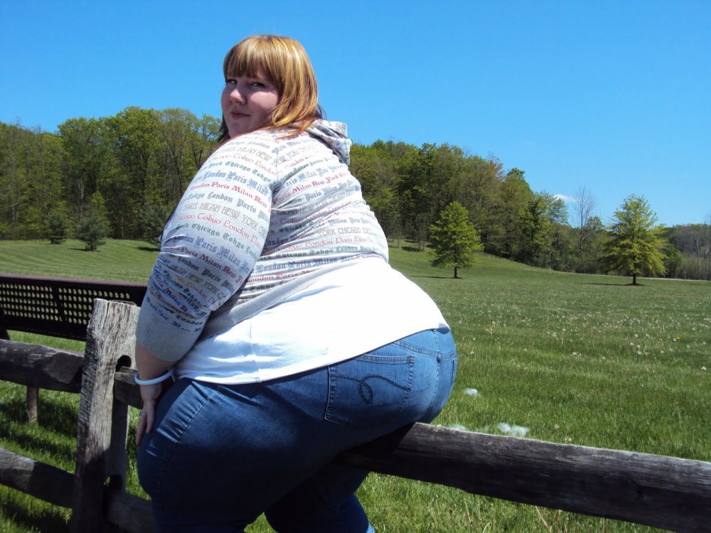 Симпатичная толстая девка устроила фотосессию раком. Оцените размер