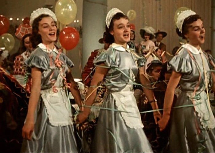 65 лет спустя. Как живут поющие сестрички-официантки из «Карнавальной ночи»