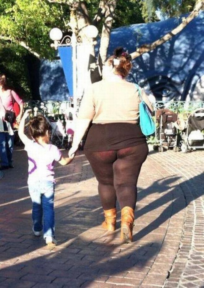 Толстая бабушка без. Жирные девушки на улице. Толстая женщина на улице. Толстая девушка в штанах.