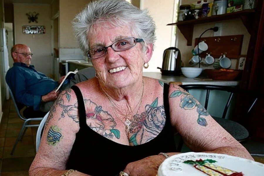 Как ты будешь выглядеть в старости. Татуировки в старости. Пожилые женщины с татуировками. Бабушка в наколках. Тату на пожилых женщинах.