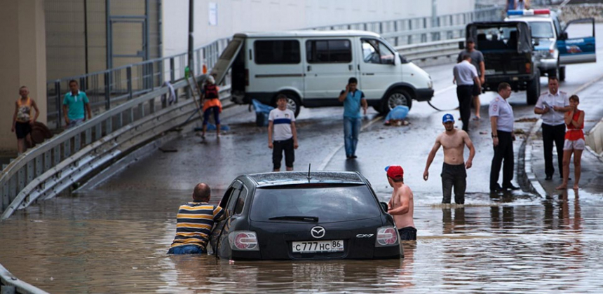 «Поток уносил машины вместе с людьми» Последствия наводнения в Сочи