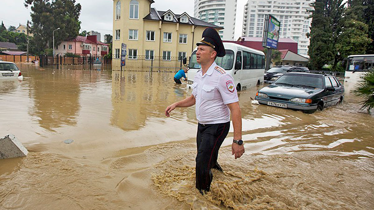 «Поток уносил машины вместе с людьми» Последствия наводнения в Сочи